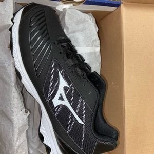 BRAND NEW‼️‼️‼️ softball cleats